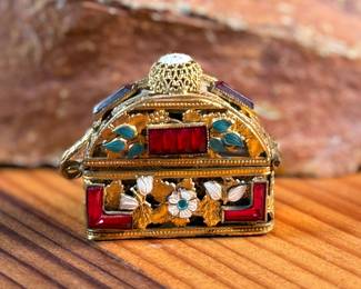 This lot features a stunning antique perfume bottle from the Czech Republic.

