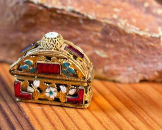 This lot features a stunning antique perfume bottle from the Czech Republic.

