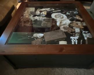 Display coffee table