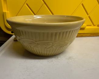 10" Western Monmouth Yellowware Mapleleaf Bowl $24.00