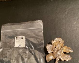 JTV Off Park White Crystal Gold Tone Rose Pin $9.00