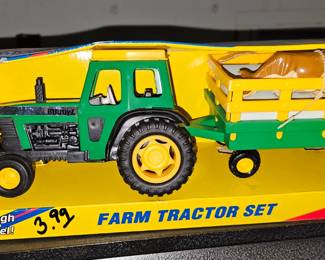 TOY FARM TRACTOR SET