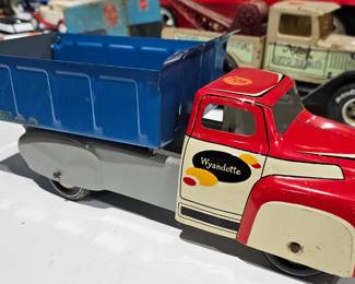  VINTAGE WYANDOTTE TOY TRUCK