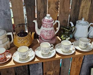 PITCHERS / TEACUPS / SAUCERS
