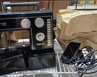 VINTAGE SEWING MACHINE