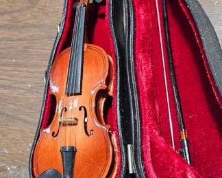 MINIATURE VIOLIN
