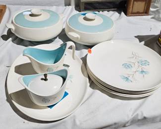 PLATES / BOWLS / CREAMER / SUGAR LOT