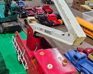 TONKA TOY LIFT TRUCK