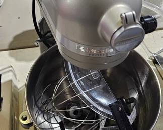 KITCHEN AID STAND MIXER
