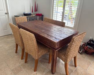 Another photo of the dining table, see other photo. 