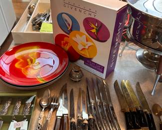 steak knives, GIVENCHY dessert plates