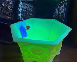FENTON planter, glows under black light