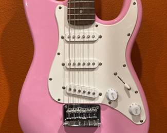 Fender Squire Mini: Pink ¾ Scale Plus Fender Frontman 10G Amp