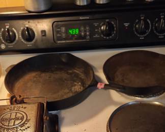 Many types of skillets