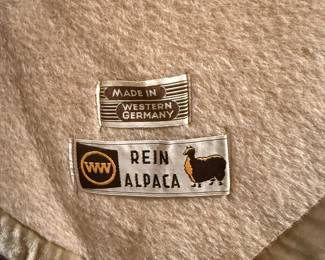 Vintage Rein Alpaca Blanket
100% Alpaca Wool • Made in West Germany
Twin Size • Velvet Trim
Warm, lightweight, luxury fiber