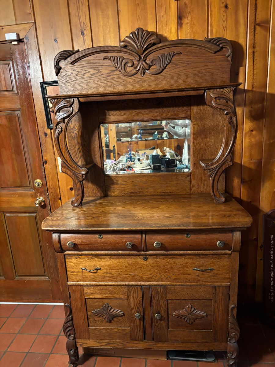 Beautiful oak buffet with mirror lots of details 