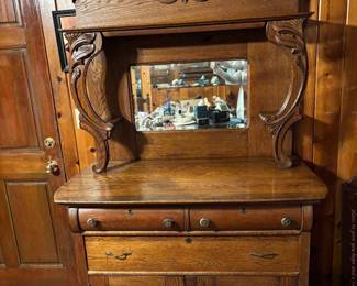 Beautiful oak buffet with mirror lots of details 