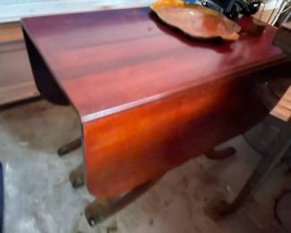 Duncan Phyfe antique drop leaf table