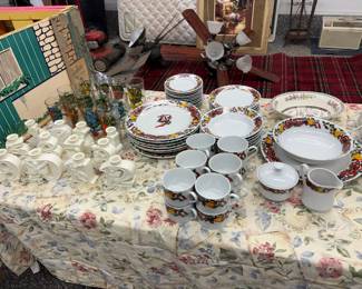 Gibson 12 Days of Christmas dishes, decor