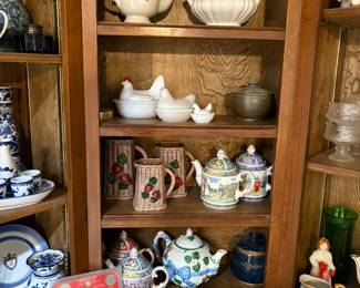 Hen on nests, tea pots