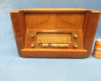 Lot 310. Old Philco tabletop radio. Model 48-482. Internal antenna. Untested.