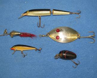 Lot 221. 5 old baits: Gibbs 3 1/2" Ruby Eye Wiggler. Rapala 4 7/8" jointed floater. Millsite 1 3/4" Rattlebug. Rapala 2 1/2" Countdown. Al Foss 1 1/2" Dixie 13