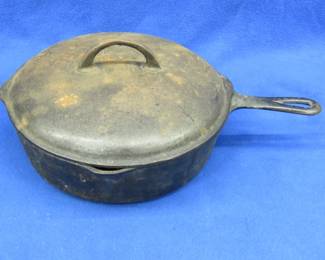 Lot 143. Vintage cast iron chicken fryer with a cracked lid, no makers mark is legible on the skillet, lid is marked 8