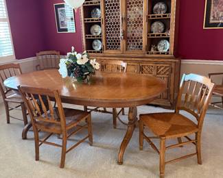 Thomasville extendable dining table