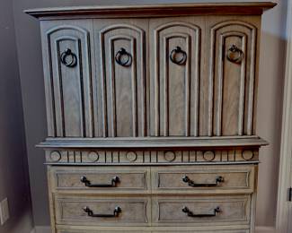 That is a Mid-Century Cocktail Cabinet / Liquor
Armoire circa 1955 -1960