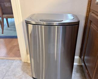 automatic trashcan $65.00
looks new simply wave your hand and it opens and closes automatically