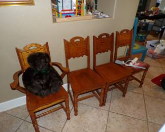 Vintage table with butterfly leaf and 4 chairs.