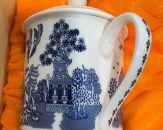 Blue and White Porcelain Lidded Mug - Blue Willow Pattern