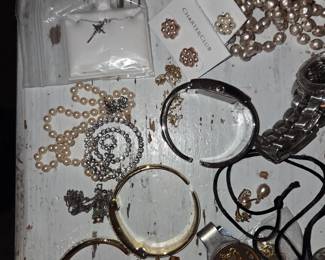 Lots of Jewlery 