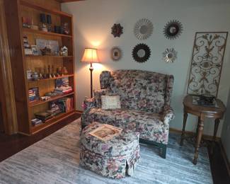 Loveseat w/half-moon ottoman