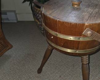 Barrel style sewing basket