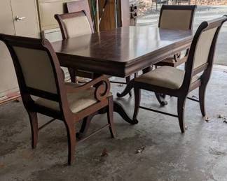 Made by Thomasville and is in pristine condition. Comes with a protective cover.