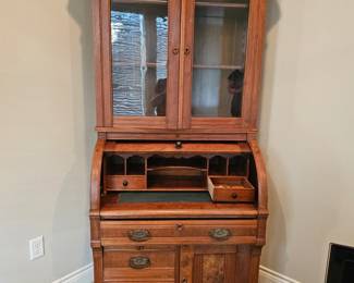 Desk with storage and display, vitnage