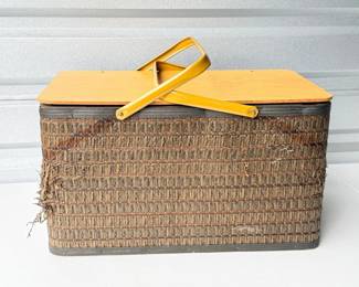 81 VintageHawkeyeBurlingtonWovenPicnicBasketwMetalHandles