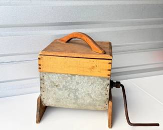 44 VintageHandCrankButterChurn