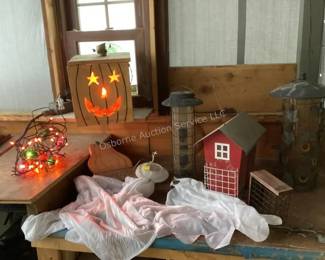 Bird feeders & decor
