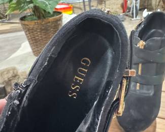Guess women’s pumps 