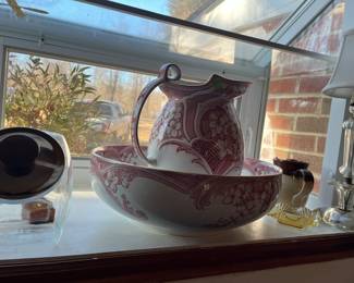  Beautiful pitcher and bowl marked, small vintage lamps