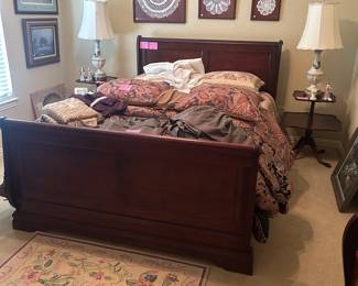 Queen Size Sleigh bed with 3 different bed sets, sheets, pillows