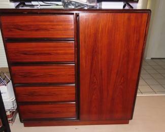 5 drawer rosewood  Westnofa  cabinet with shelves.