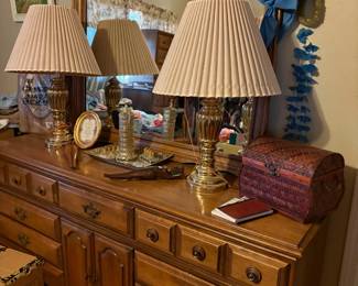 lamps, dresser with mirror