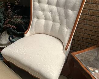 Nice Clean Slipper Chair