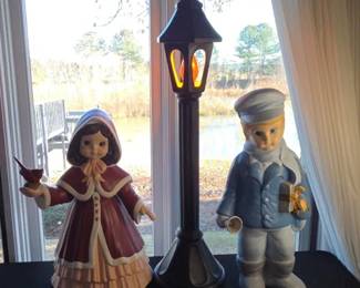 Vintage Ceramic Carolers And Lit Lamppost 
