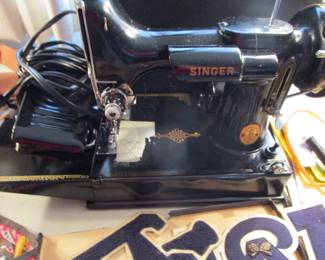 Singer 221 Featherweight working sewing machine with case