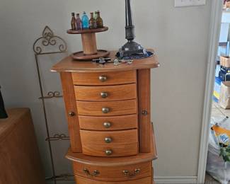 Jewelry cabinet 