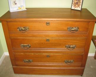 Oak chest of drawers
